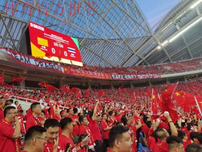 沈阳球迷向佩兰赠送“航母” 望国足从福地扬帆